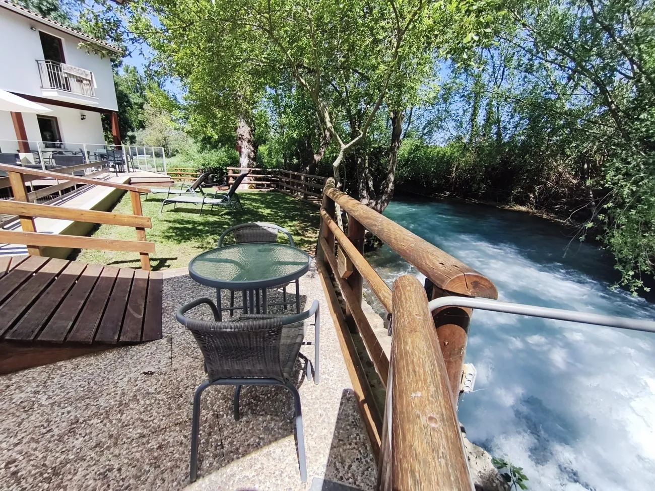 Jardim do Moinho Real com zona de descanso junto à piscina natural
