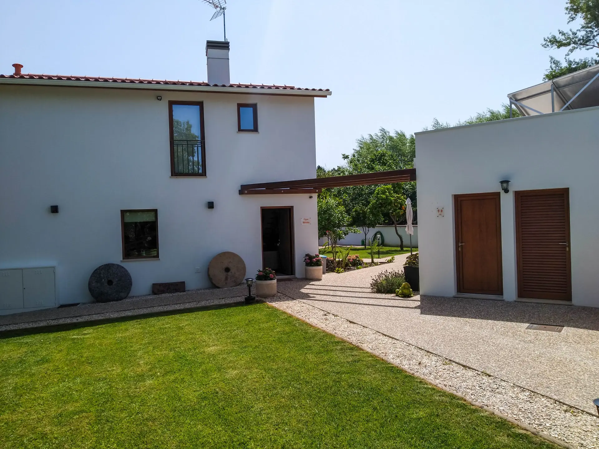 Moinho Real exterior com mós de pedra